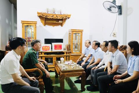 Ấm áp nghĩa tình tri ân: Phó Chủ tịch UBND tỉnh Nguyễn Sỹ Cảnh thăm, tặng quà các gia đình người có công tại xã Phong Thổ