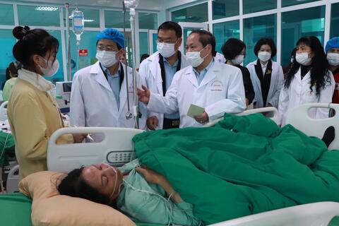 Các đồng chí lãnh đạo tỉnh thăm, tặng quà bệnh nhân tại Bệnh viện Đa khoa tỉnh Lai Châu