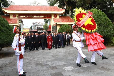 Đoàn đại biểu dự Đại hội Đảng bộ tỉnh viếng Nghĩa trang Liệt sĩ và dâng hoa Tượng đài Bác Hồ với đồng bào các dân tộc Lai Châu