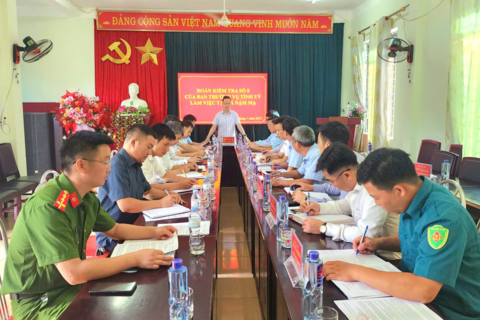 Chủ nhiệm Ủy ban Kiểm tra Tỉnh ủy nắm tình hình công tác tổ chức, hoạt động; thăm, tặng quà các gia đình liệt sĩ trên địa bàn xã Nậm Mạ