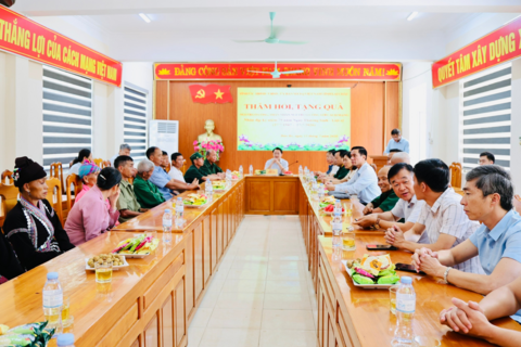Đồng chí Sùng A Hồ - Phó Bí thư Tỉnh ủy thăm hỏi, tặng quà người có công, thân nhân người có công tại xã Bản Bo
