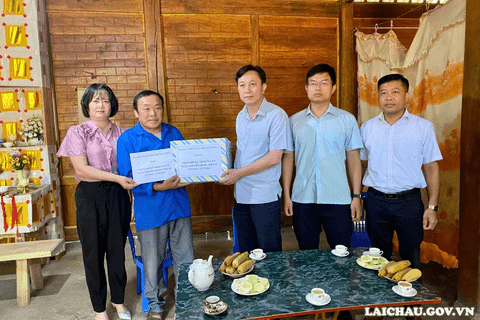 Thăm, tặng quà của Ủy ban Kiểm tra Trung ương cho gia đình liệt sĩ tại Lai Châu