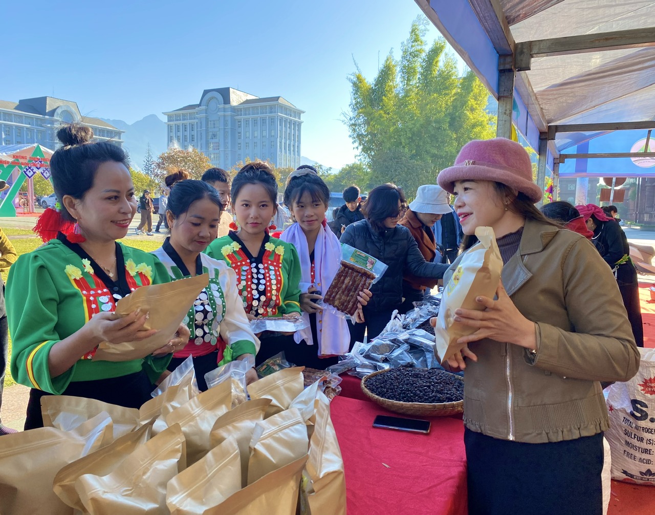 Đa dạng các sản phẩm OCOP, sản phẩm nông nghiệp tiêu biểu được trưng bày, giới thiệu tại Tuần Du lịch - Văn hóa Lai Châu