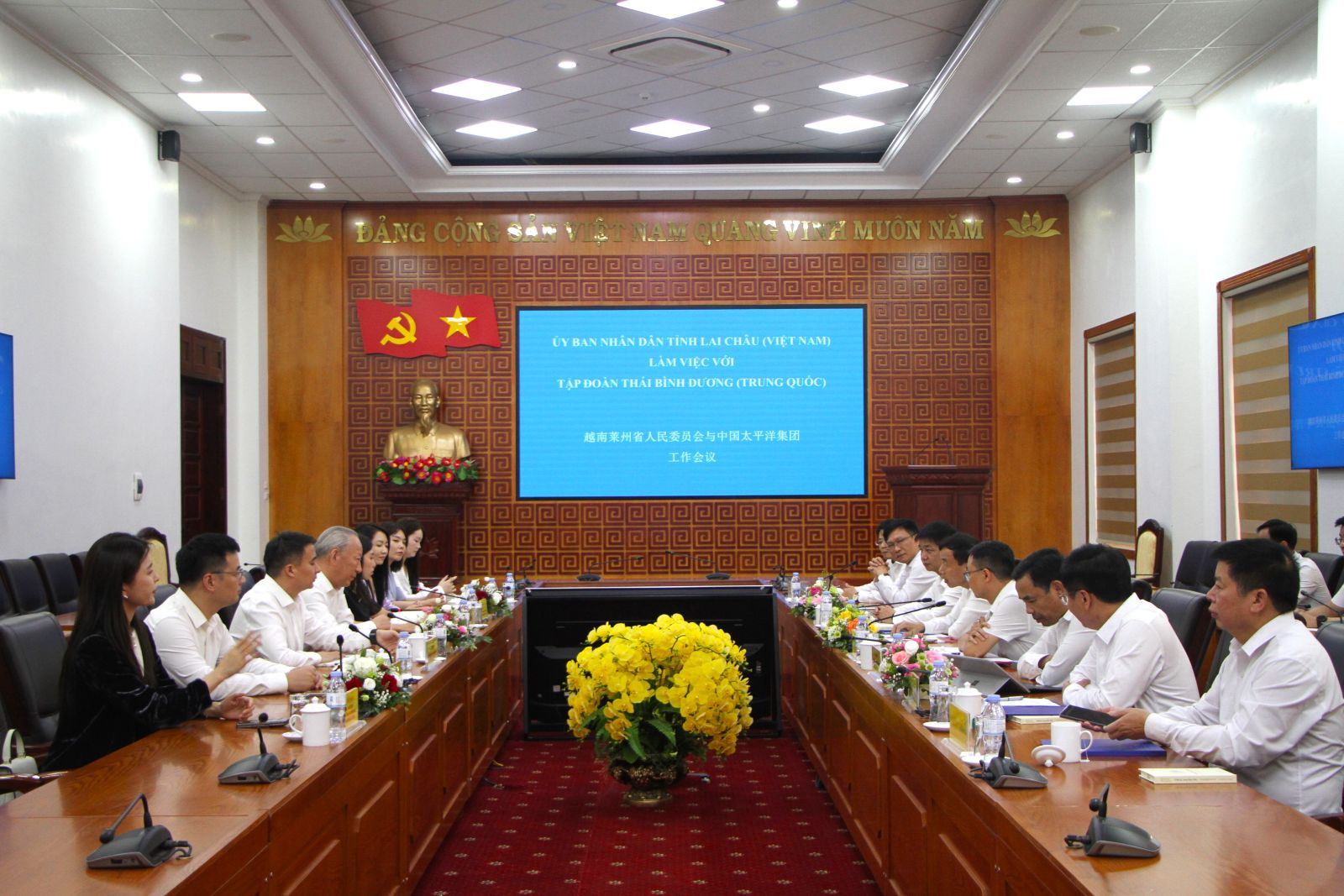Chủ tịch UBND tỉnh Lê Văn Lương làm việc với Đoàn công tác Tập đoàn Xây dựng Thái Bình Dương (Trung Quốc)