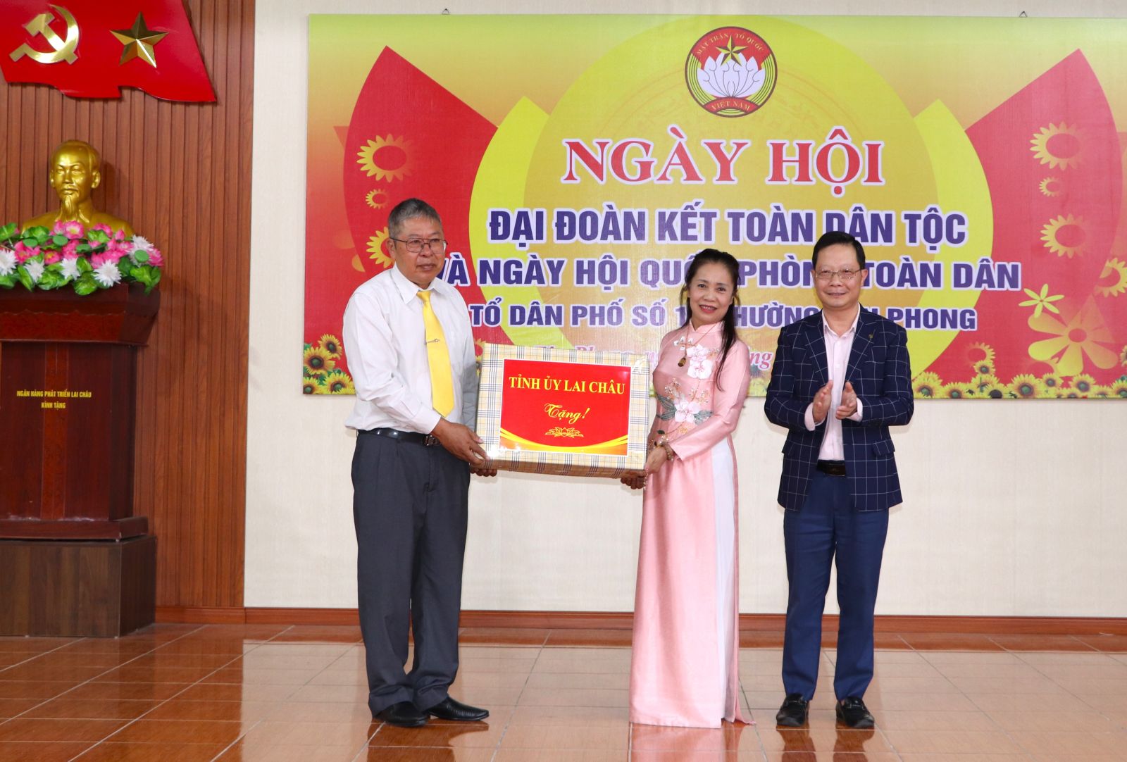 Chủ nhiệm Ủy ban kiểm tra Tỉnh ủy Nguyễn Ngọc Vinh dự Ngày hội Đại đoàn kết tại Tổ dân phố số 16, phường Tân Phong