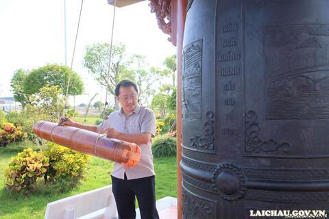 Đoàn đại biểu tỉnh Lai Châu dâng hoa, dâng hương tưởng niệm các anh hùng liệt sĩ tại Bến phà Gianh và viếng mộ Đại tướng Võ Nguyên Giáp