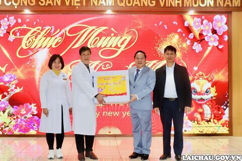 Phó Chủ tịch Thường trực UBND tỉnh Tống Thanh Hải thăm, chúc Tết, tặng quà các Bệnh viện, Trung tâm y tế trên địa bàn thành phố