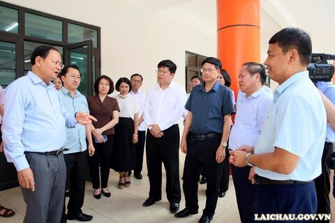 Bí thư Tỉnh ủy Lê Minh Ngân kiểm tra thực tế cơ sở vật chất, điều kiện ăn, ở và bữa ăn bán trú tại Trường Phổ thông nội trú Tiểu học và Trung học cơ sở Petrovietnam - Phong Thổ, xã Phong Thổ
