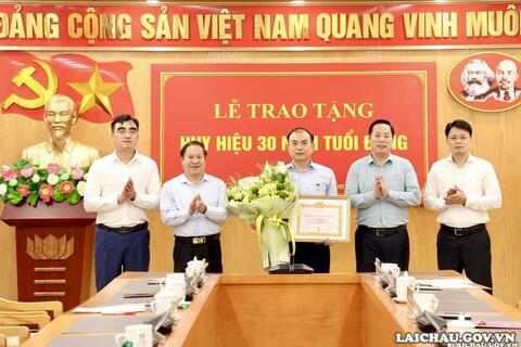 Đảng bộ Văn phòng UBND tỉnh: Trao tặng Huy hiệu 30 năm tuổi Đảng cho đồng chí Nguyễn Sỹ Cảnh