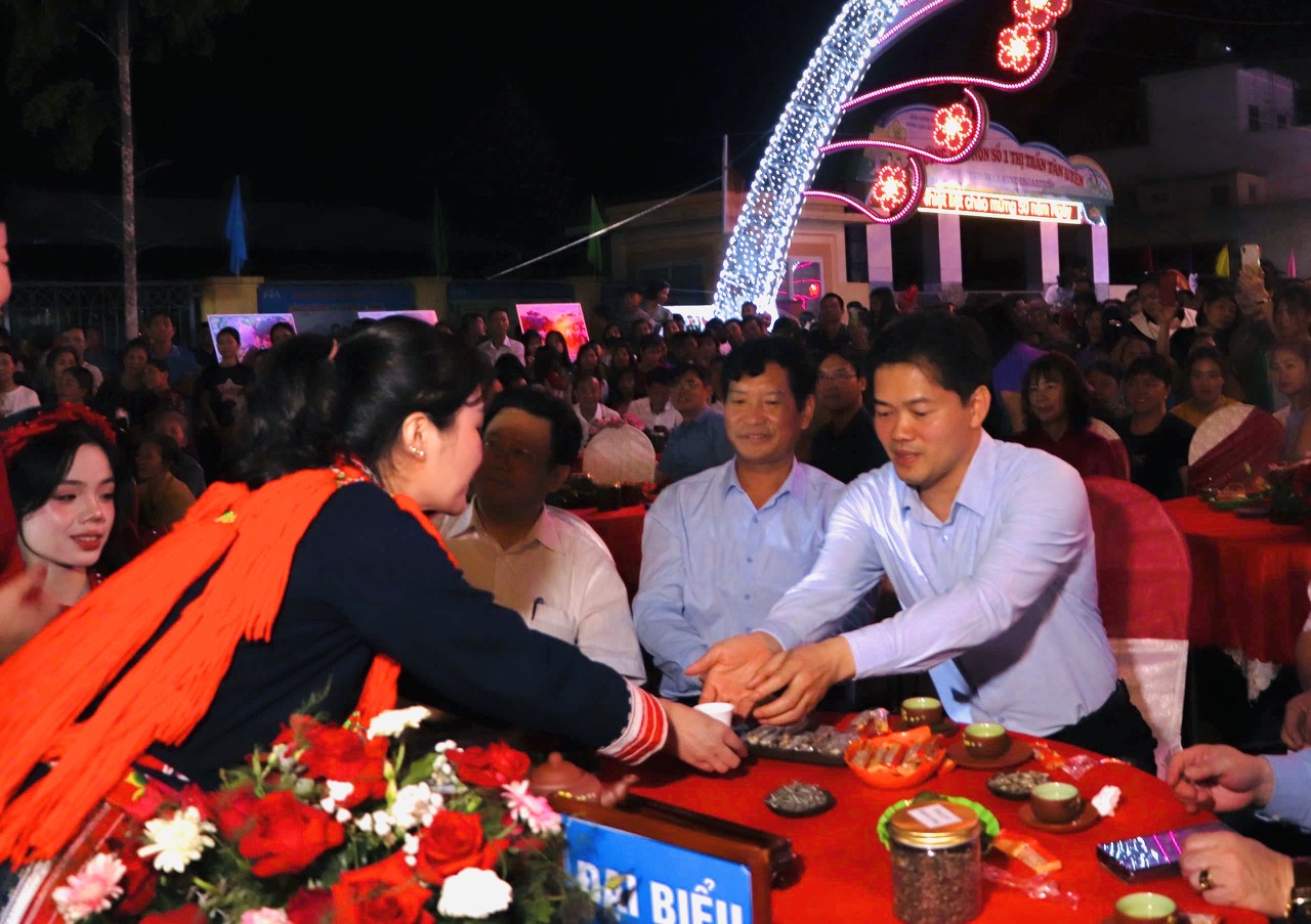 Phó Bí thư Thường trực Tỉnh ủy Vũ Mạnh Hà dự "Đêm Tân Uyên Trà và Thơ" năm 2025