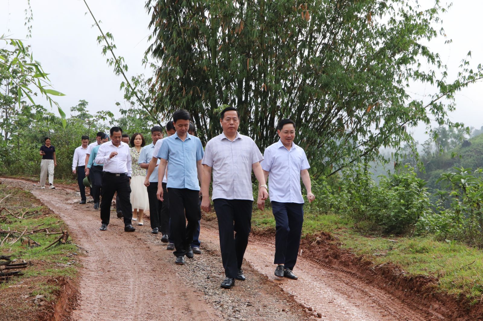 Đoàn công tác của tỉnh kiểm tra, nắm tình hình thực tế và thăm, tặng quà cho các gia đình chính  sách, hộ nghèo tại xã Nậm Tăm