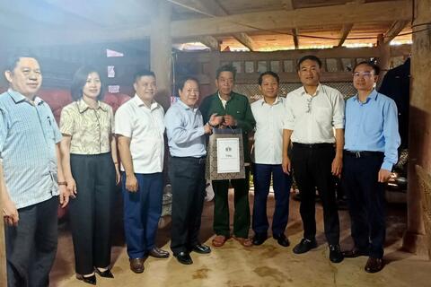 Phó Chủ tịch Thường trực UBND tỉnh thăm và tặng quà gia đình người có công, hộ nghèo tại các xã Nậm Cuổi, Nậm Mạ, Pu Sam Cáp