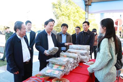 Các đồng chí lãnh đạo tỉnh thăm không gian văn hóa và động viên các chủ thể OCOP