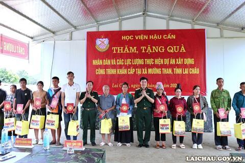 Đoàn công tác Học viện Hậu cần thăm hỏi, tặng quà tại xã Mường Than, tỉnh Lai Châu