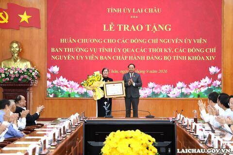 Lễ trao tặng Huân chương cho các đồng chí nguyên Ủy viên Ban Thường vụ Tỉnh ủy qua các thời kỳ, các đồng chí nguyên Ủy viên Ban Chấp hành Đảng bộ tỉnh khóa XIV