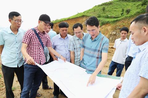 Phó Chủ tịch UBND tỉnh Hà Trọng Hải kiểm tra dự án sắp xếp ổn định dân cư tại xã Khổng Lào