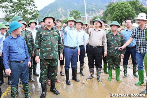Phó Thủ tướng Chính phủ Hồ Quốc Dũng kiểm tra, chỉ đạo khắc phục hậu quả mưa lũ tại xã Mường Than