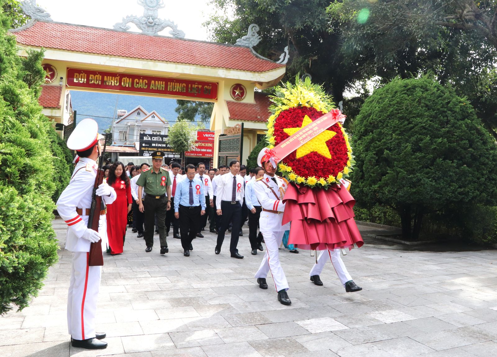 Đoàn Đại biểu dự Đại hội Thi đua yêu nước tỉnh Lai Châu lần thứ VI viếng nghĩa trang Liệt sĩ tỉnh và dâng hoa Tượng đài Bác Hồ với đồng bào các dân tộc tỉnh Lai Châu