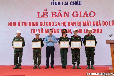 Gặp mặt, biểu dương, khen thưởng cán bộ, học viên Học viện Hậu cần tham gia xây dựng khu tái định cư tại xã Mường Than