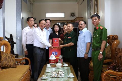 Tiếp tục dành sự quan tâm đặc biệt tới người có công, thân nhân người có công