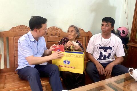 Phó Bí thư Tỉnh ủy Nguyễn Ngọc Vinh thăm và tặng quà người có công, hộ nghèo, cận nghèo và đoàn viên người lao động có hoàn cảnh khó khăn tại xã Sin Suối Hồ