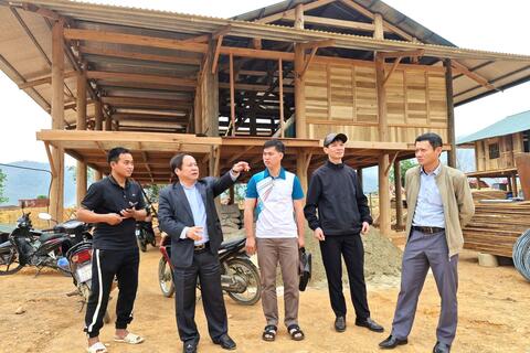 Phó Chủ tịch Thường trực UBND tỉnh Tống Thanh Hải kiểm tra thực hiện chương trình xóa nhà tạm, nhà dột nát tại huyện Mường Tè