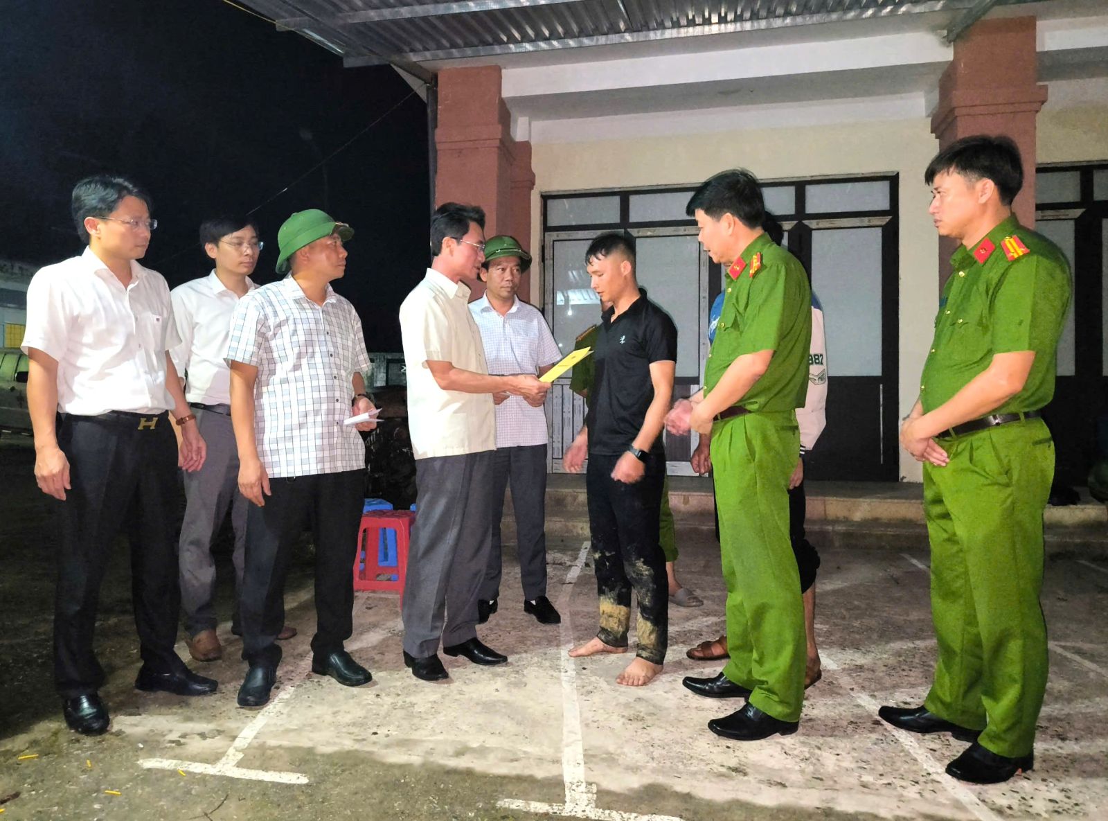 Phó Chủ tịch UBND tỉnh Hà Trọng Hải thăm, động viên gia đình nạn nhân và lực lượng cứu hộ trong vụ sạt lở đất đá