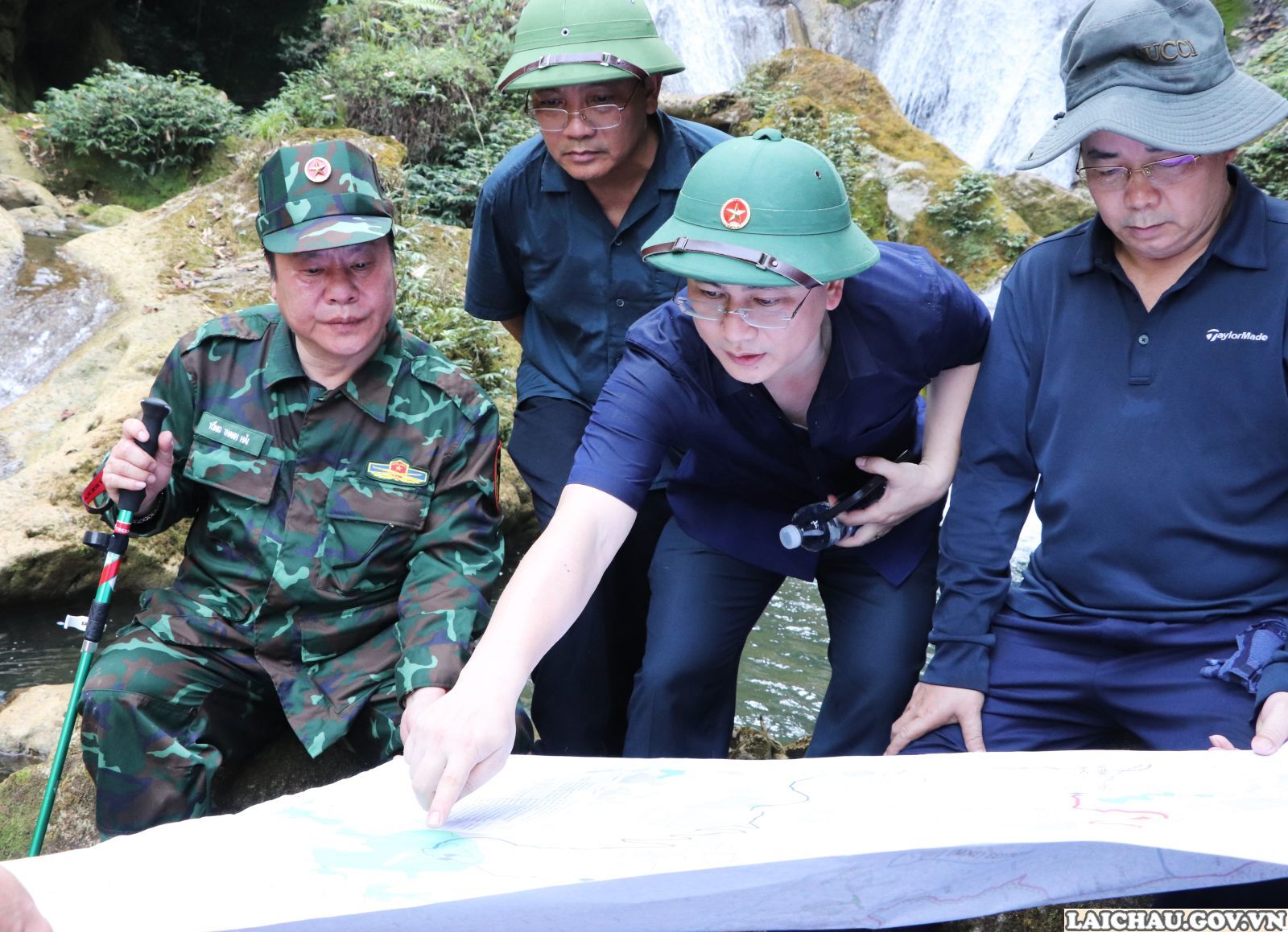 Phó Chủ tịch Thường trực UBND tỉnh Tống Thanh Hải kiểm tra thực địa khu vực thác Nậm Lúc