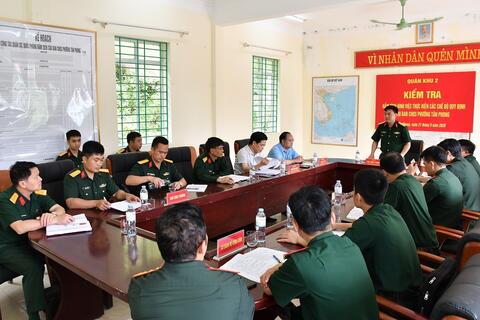 Quân khu 2 kiểm tra nắm tình hình việc thực hiện các chế độ quy định của Ban Chỉ huy Quân sự xã Bình Lư và phường Tân Phong