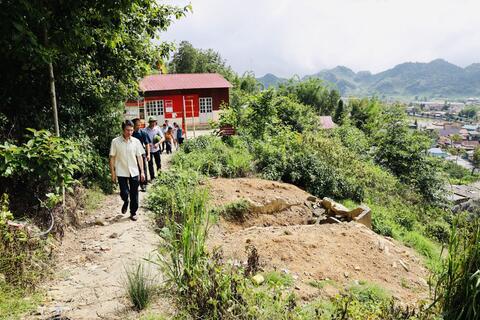 Phó Chủ tịch UBND tỉnh Hà Trọng Hải kiểm tra điểm có nguy cơ sạt lở và công tác phòng, chống thiên tai tại 2 xã Sìn Hồ và Sin Suối Hồ