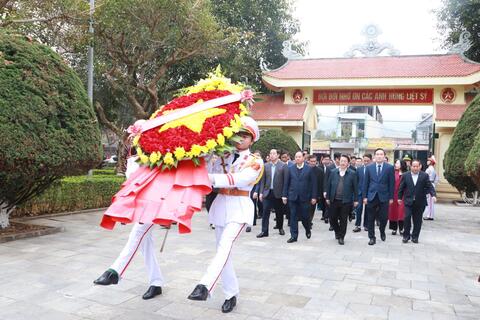 Đoàn đại biểu tỉnh viếng Nghĩa trang liệt sĩ và dâng hoa Tượng đài Bác Hồ với đồng bào các dân tộc Lai Châu nhân dịp Tết Nguyên đán Bính Ngọ năm 2026