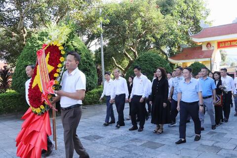 Hội Doanh nhân trẻ tỉnh Lai Châu: Viếng Nghĩa trang Liệt sĩ tỉnh và dâng hoa tại Tượng đài Bác Hồ với đồng bào các dân tộc Lai Châu