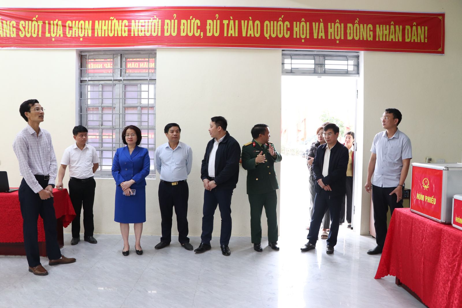 Trưởng Ban Tổ chức Tỉnh ủy Lê Thị Hường kiểm tra công tác bầu cử tại xã Lê Lợi