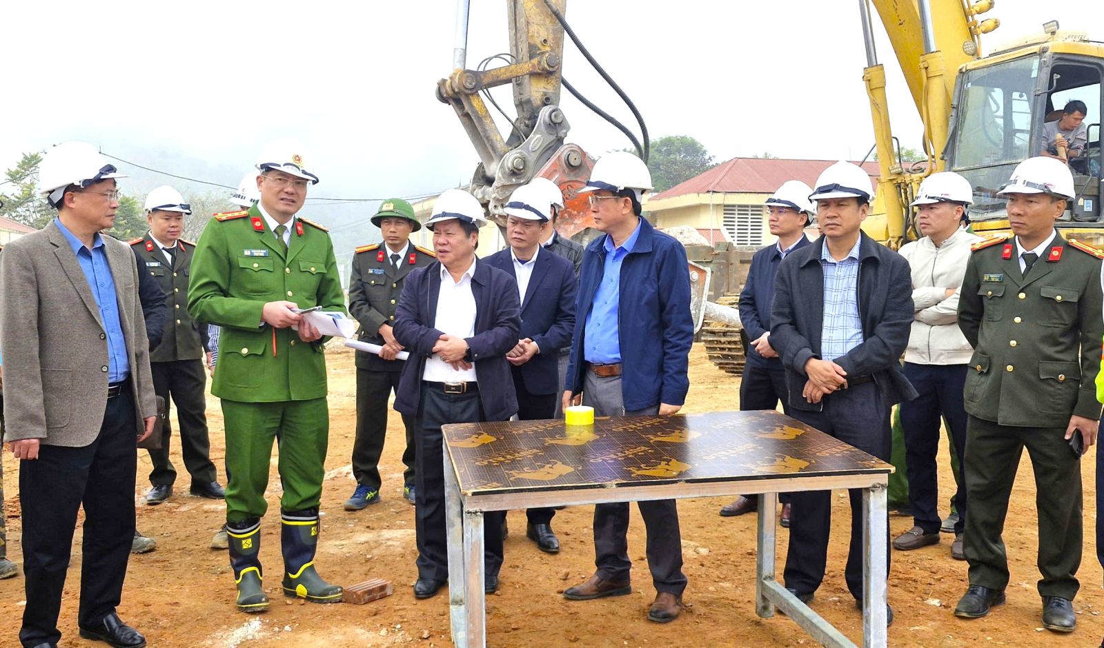 Phó Chủ tịch Thường trực UBND tỉnh Tống Thanh Hải kiểm tra các dự án tại xã Pa Tần