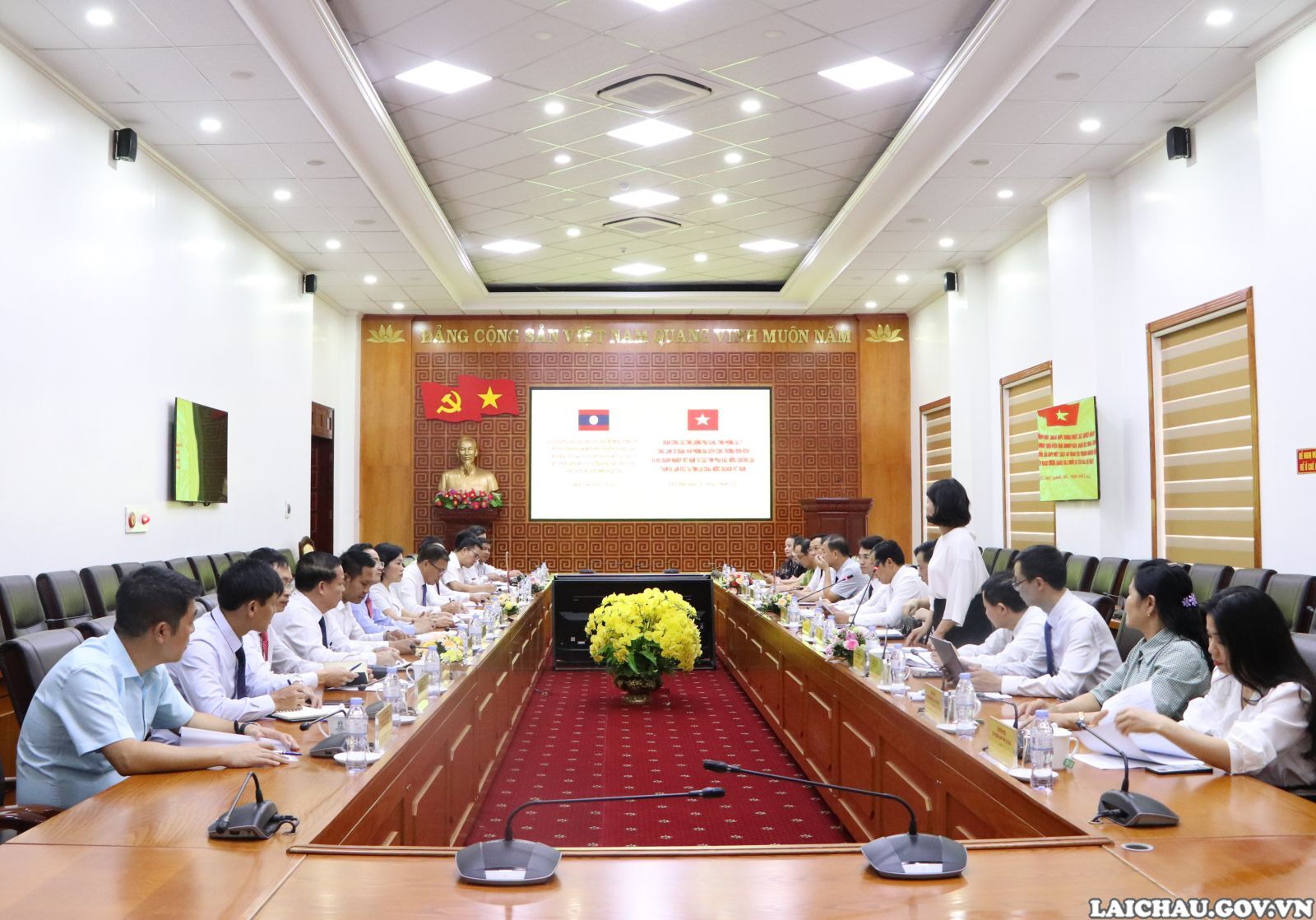 Đoàn công tác 2 tỉnh Bắc Lào, Tổng Lãnh sự quán, Văn phòng đại diện công thương Điện Biên và Hội Doanh nghiệp Việt Nam tại các tỉnh phía Bắc nước Cộng hòa Dân chủ Nhân dân Lào thăm và làm việc tại tỉnh Lai Châu