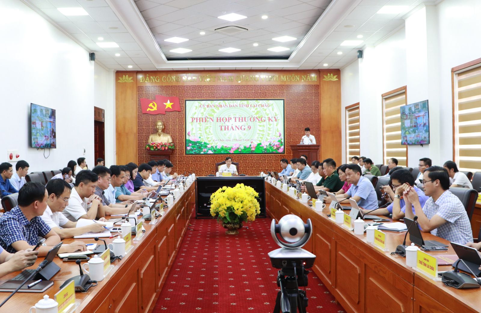 Chủ tịch UBND tỉnh Lê Văn Lương chủ trì phiên họp thường kỳ tháng 9