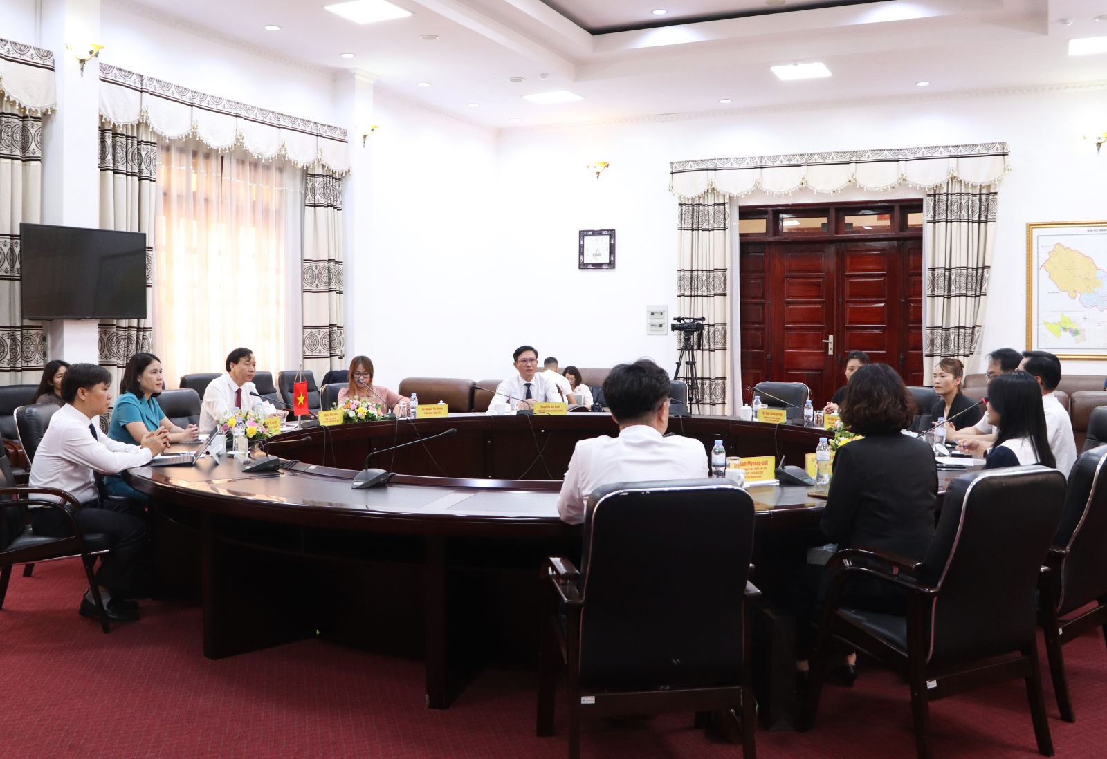Chủ tịch UBND tỉnh Lê Văn Lương tiếp xã giao ông Kim Dae-sig - Phó Thị trưởng Thành phố Mungyeong, tỉnh Gyeongsangbuk, Hàn Quốc