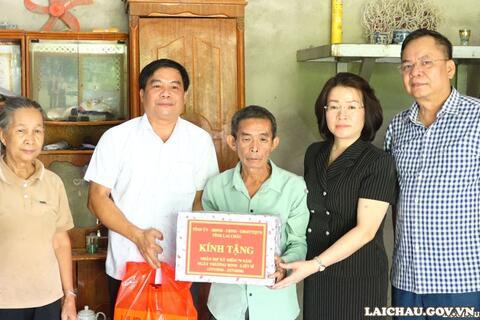 Trưởng Ban Tổ chức Tỉnh ủy Lê Thị Hường thăm hỏi, tặng quà nhân dịp 79 năm Ngày Thương binh - Liệt sĩ tại xã Lê Lợi và xã Nậm Hàng