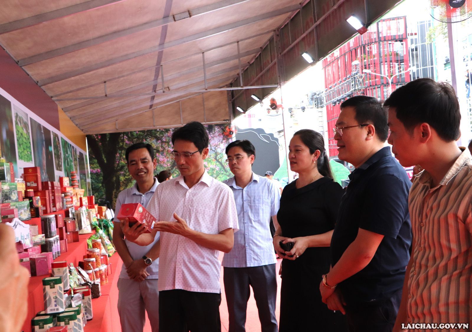Đồng chí Hà Trọng Hải - Phó Chủ tịch UBND tỉnh thăm không gian văn hóa và gian trưng bày các sản phẩm OCOP tại Tuần Văn hóa - Du lịch Lai Châu tại thành phố Hồ Chí Minh năm 2022
