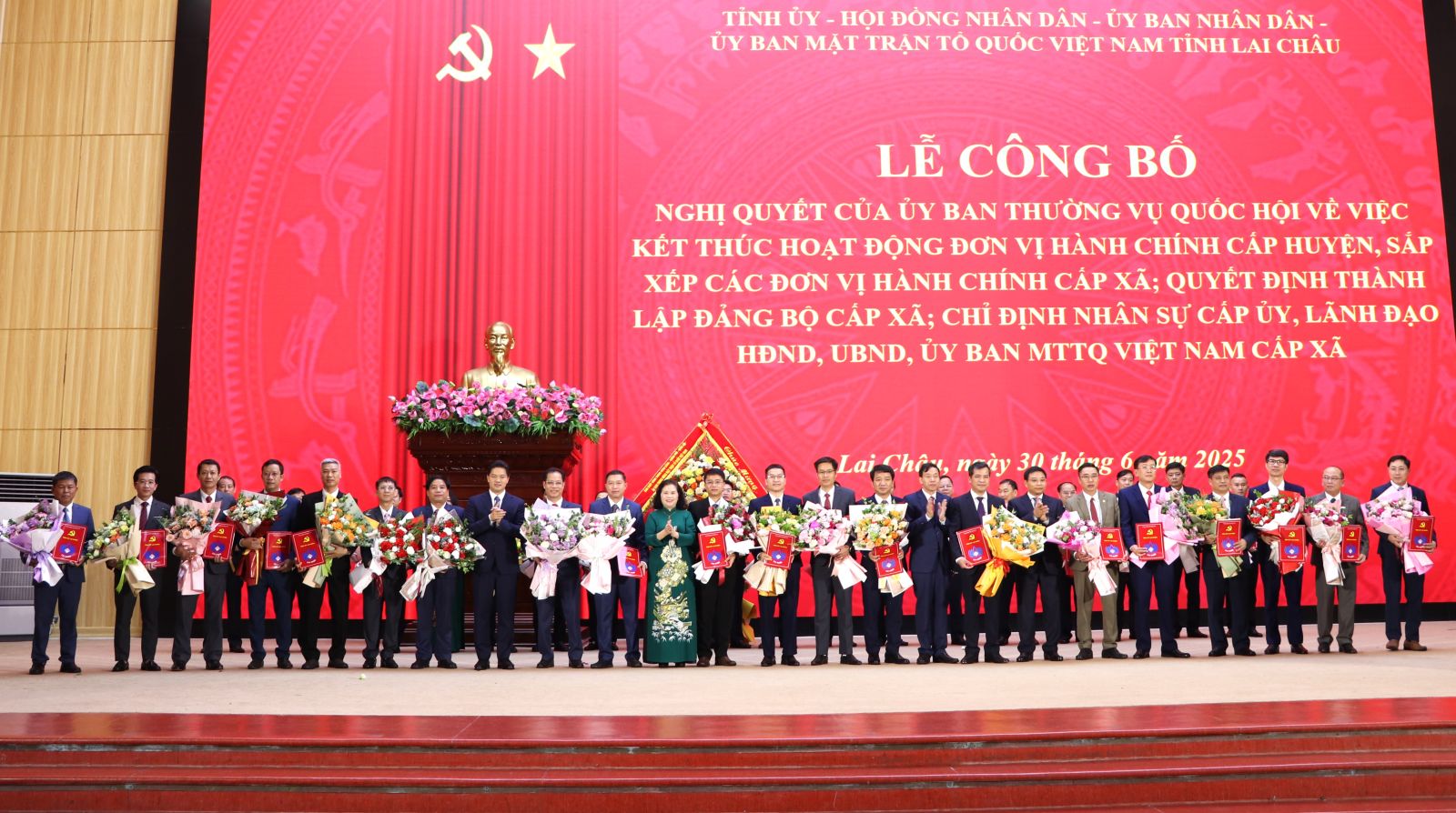 Lai Châu: Lễ công bố Nghị quyết của Ủy ban Thường vụ Quốc hội về việc kết thúc hoạt động đơn vị hành chính cấp huyện, sắp xếp các đơn vị hành chính cấp xã; Quyết định thành lập Đảng bộ cấp xã; chỉ định nhân sự cấp uỷ, lãnh đạo HĐND, UBND, Uỷ ban MTTQ Việt Nam cấp xã