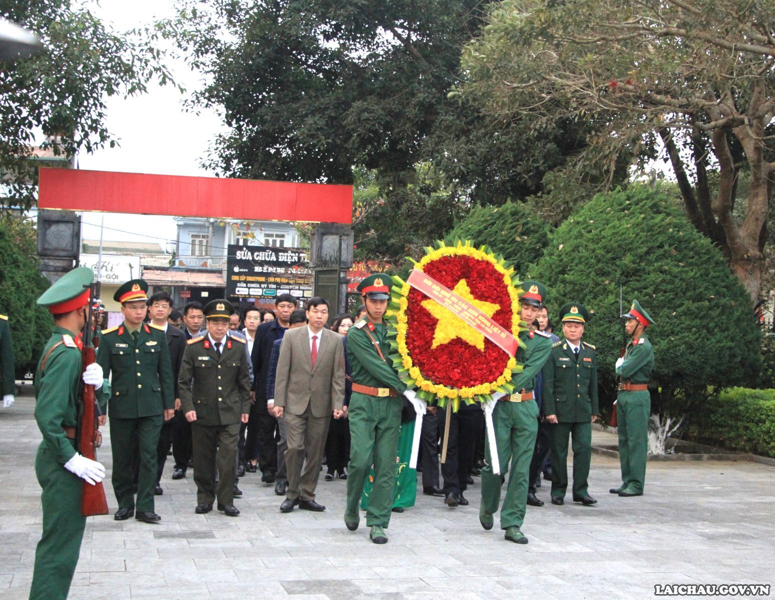 Đoàn đại biểu tỉnh Lai Châu viếng Nghĩa trang liệt sỹ tỉnh và dâng hoa Tượng đài Bác Hồ với đồng bào các dân tộc Lai Châu