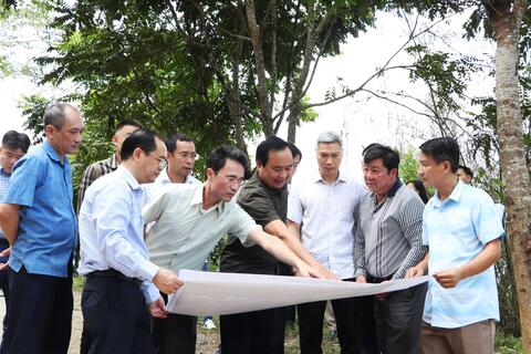 Thứ trưởng Bộ Nông nghiệp và Môi trường Võ Văn Hưng kiểm tra thực tế tại xã Nậm Hàng