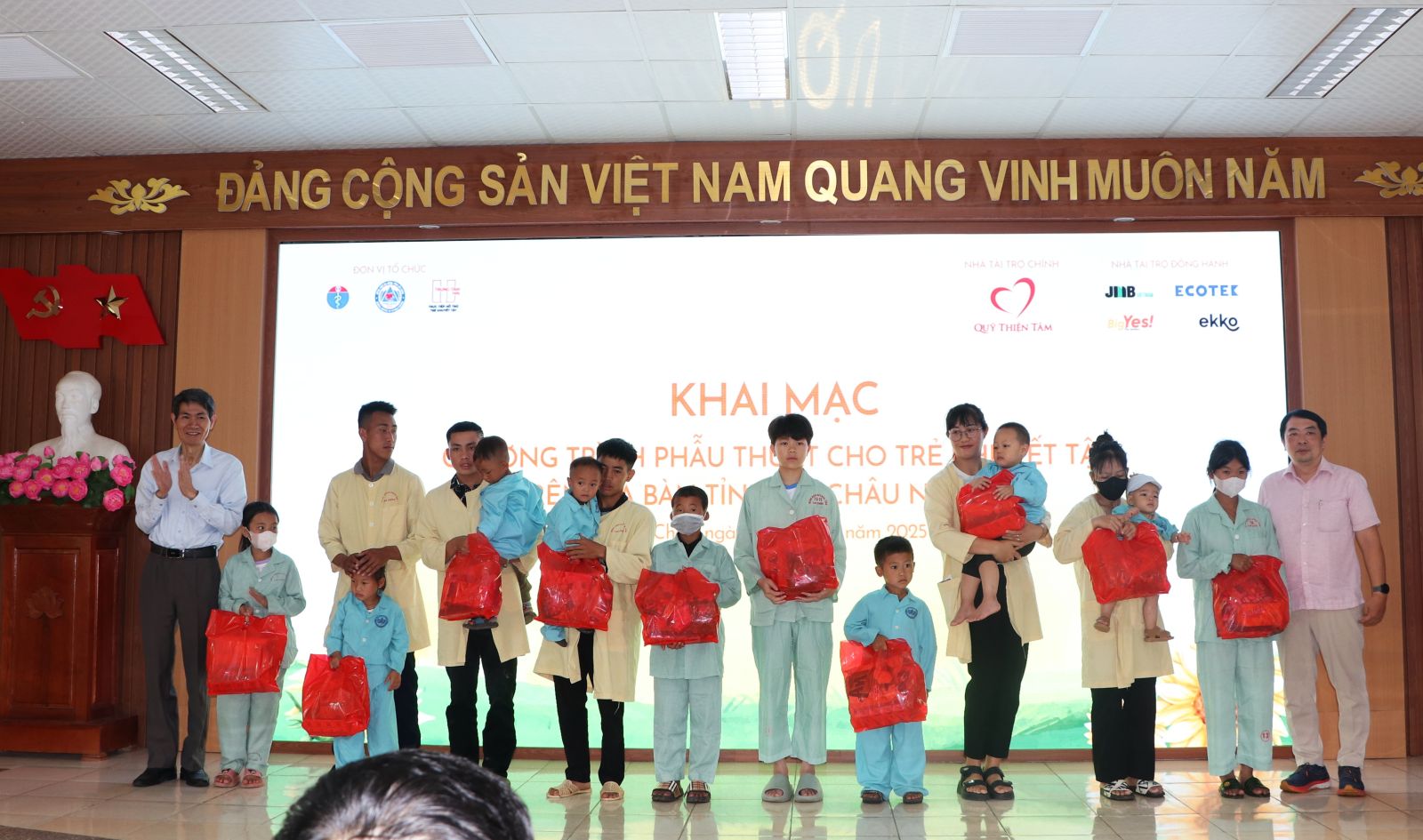 Lai Châu: Trao quà, khám và phẫu thuật miễn phí cho trẻ em khuyết tật có hoàn cảnh khó khăn trên địa bàn tỉnh