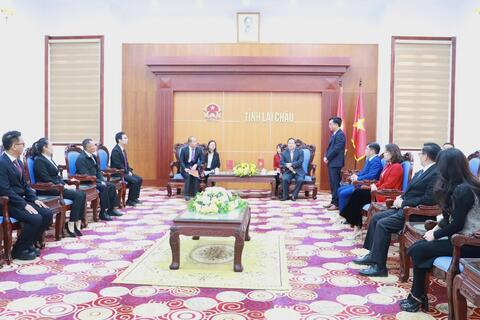 Phó Chủ tịch Thường trực UBND tỉnh Tống Thanh Hải tiếp xã giao Đoàn đại biểu huyện Kim Bình, tỉnh Vân Nam, Trung Quốc