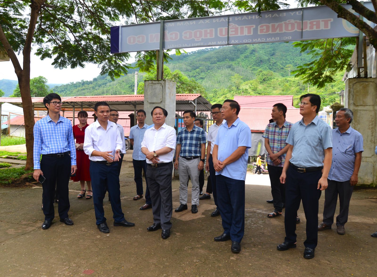 Phó Chủ tịch Thường trực UBND tỉnh Tống Thanh Hải kiểm tra, nắm tình hình hoạt động mô hình chính quyền địa phương 2 cấp và tặng quà trung thu tại xã Nậm Mạ