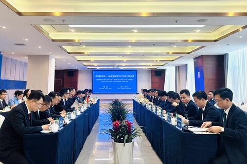 Chủ tịch UBND tỉnh Lai Châu Lê Văn Lương và Đoàn công tác của tỉnh làm việc tại châu Hồng Hà, tỉnh Vân Nam, Trung Quốc