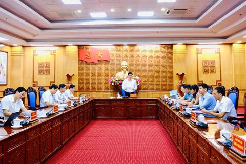 Phó Bí thư Thường trực Tỉnh ủy Vũ Mạnh Hà duyệt văn kiện Đại hội Đảng bộ các xã Bum Tở, Pa Ủ