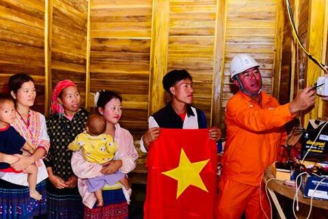 Mang điện đến nơi khó nhất - hành trình “thắp sáng” hơi ấm của Đảng