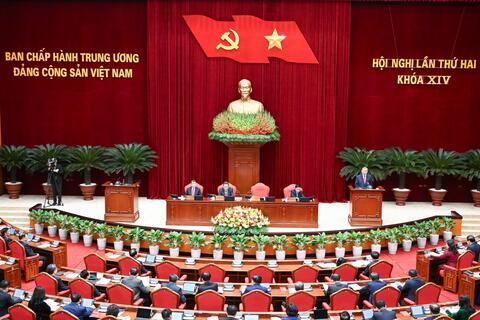 Thông cáo báo chí về ngày làm việc thứ hai Hội nghị Trung ương 2 khoá XIV