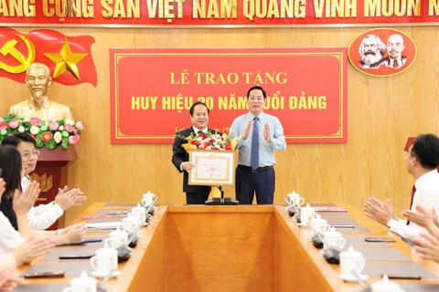Phó Chủ tịch Thường trực UBND tỉnh Tống Thanh Hải được trao tặng Huy hiệu 30 năm tuổi Đảng